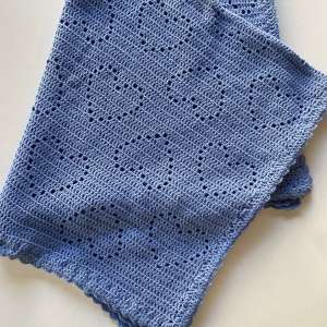 Handgestrickte Herz-Babydecke aus 100% Bio-Baumwolle für Neugeborene