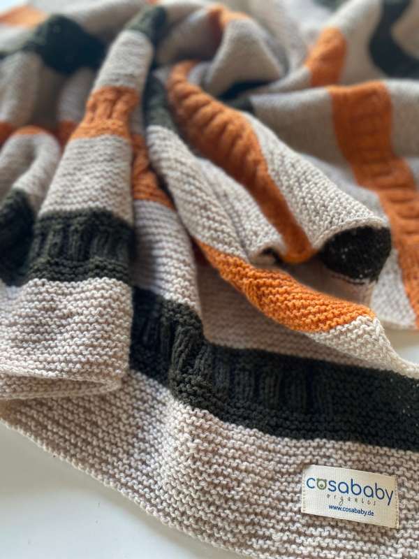 Handgestrickte gestreifte Babydecke