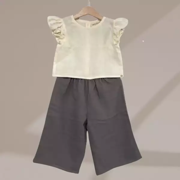 Cremefarbenes Rüschenoberteil & rauchgraue Culottes – Bild 3