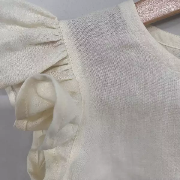 Cremefarbenes Rüschenoberteil & rauchgraue Culottes – Bild 5