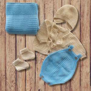 Handgestricktes Set für Neugeborene im Vintage-Stil mit Kornmuster, bestehend aus einer Babyjacke mit Knöpfen, einem Strampler, Babyschuhen, einer Mütze und einer Babydecke aus 100 % biologischer Baumwolle mit GOTS-Zertifizierung.