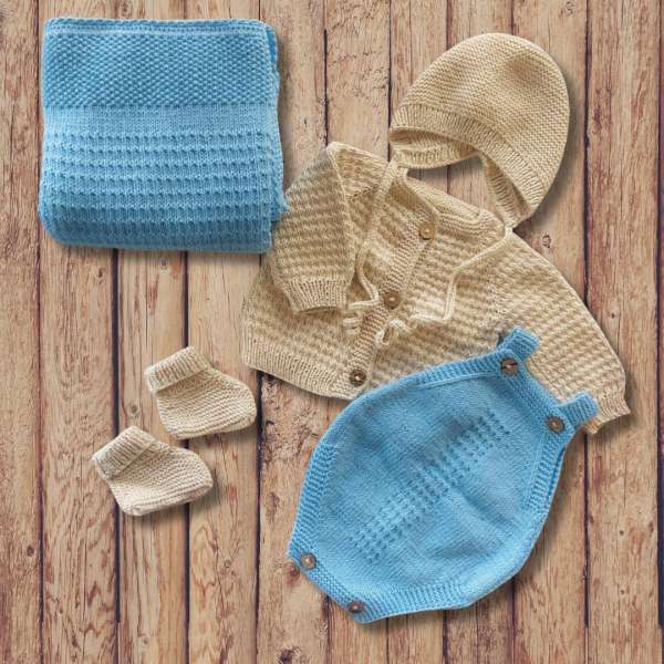 Handgestricktes Set für Neugeborene im Vintage-Stil mit Kornmuster, bestehend aus einer Babyjacke mit Knöpfen, einem Strampler, Babyschuhen, einer Mütze und einer Babydecke aus 100 % biologischer Baumwolle mit GOTS-Zertifizierung.