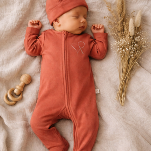 Schlafanzug und Mütze im Set